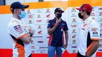 Pembalap Astra Honda Racing Team (AHRT) yang berlaga di FIM CEV Moto3 Junior World Championship, Mario Suryo Aji (tengah), bercengkrama dengan dua pembalap MotoGP dari tim Repsol Honda, Pol Espargaro dan Marc Marquez. (Ist)