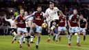 Aksi pemain Liverpool, Ragnar Klavan (tengah) melepaskan tembakan melewati adangan pemain Burnley, Phil Bardsley pada lanjutan Premier League di Turf Moor, Burnley, (1/1/2018). Liverpool menang 2-1 atas Burnley. (Martin Rickett/PA via AP)