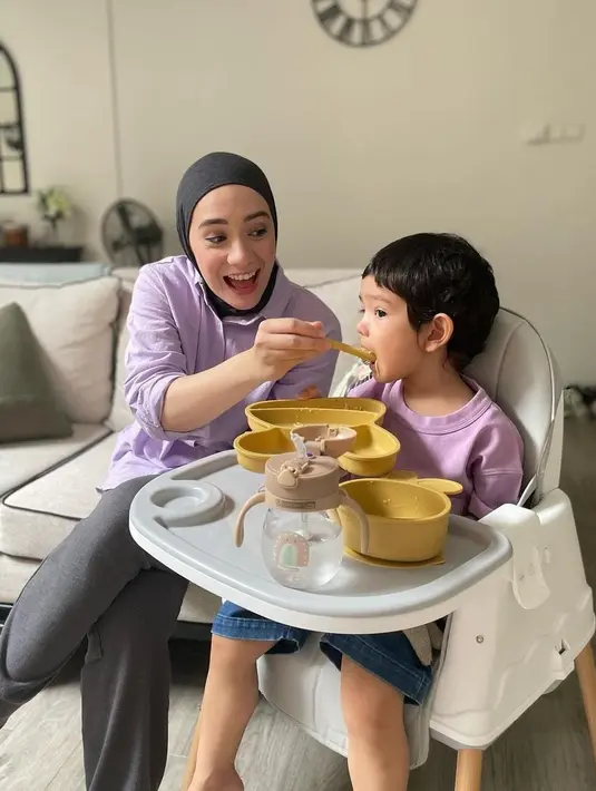 Anak dan ibu ini terlihat sangat kompak dalam setiap momen. [instagram/anneofficial1990]