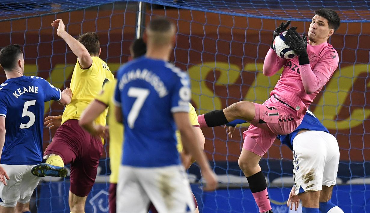 Kiper Everton, Joao Virginia, menangkap bola saat melawan Burnley pada laga Liga Inggris di Stadion Goodison Park, Sabtu (13/3/2021). Burnley menang dengan skor 2-1. (Peter Powell/Pool via AP)