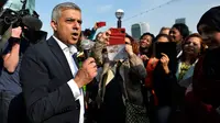 Walikota London Sadiq Khan berbicara di depan pendukungnya saat tiba untuk hari pertamanya bekerja di Balai Kota di London, Inggris (9/5). Pria 45 tahun ini merupakan Wali Kota Muslim Pertama di London dan kedua di Eropa. (REUTERS / Hannah McKay)