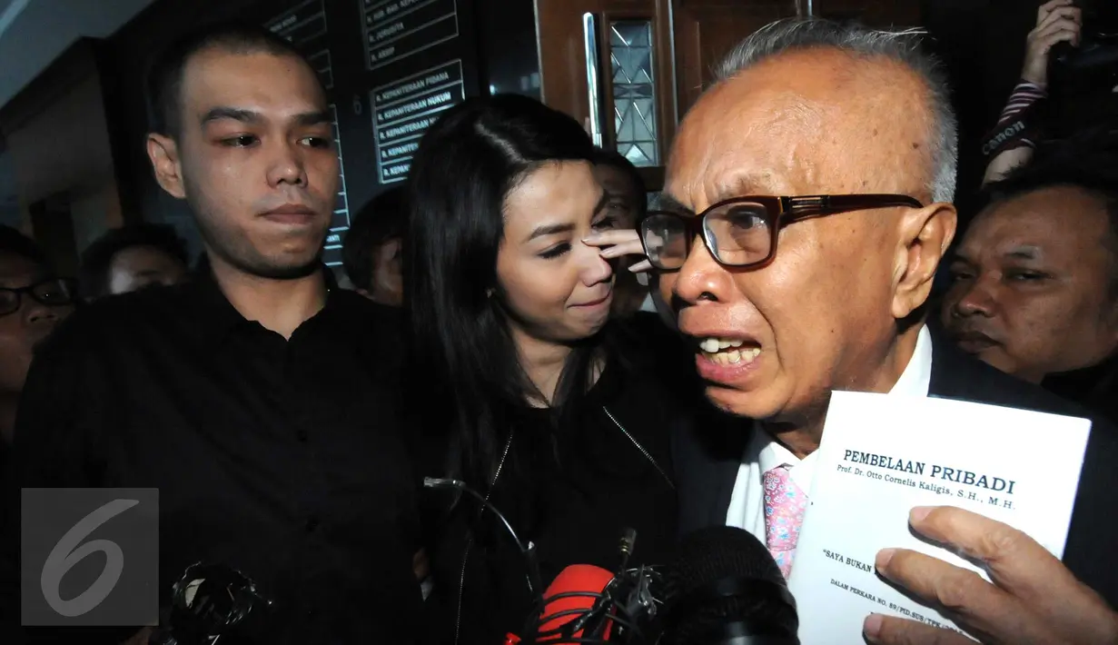 OC Kaligis terlihat sedih usai sidang pembacaan tuntutan di Pengadilan Tipikor, Jakarta, Rabu (18/11/2015). JPU KPK menuntut Kaligis dengan pidana 10 tahun penjara dan denda sebesar Rp500 juta subsider 4 bulan kurungan. (Liputan6.com/Helmi Afandi) 