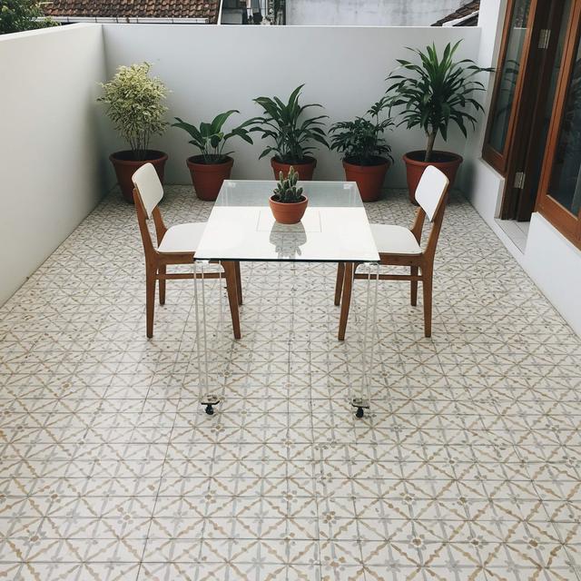 Teras Kecil dengan Meja Kopi Mini