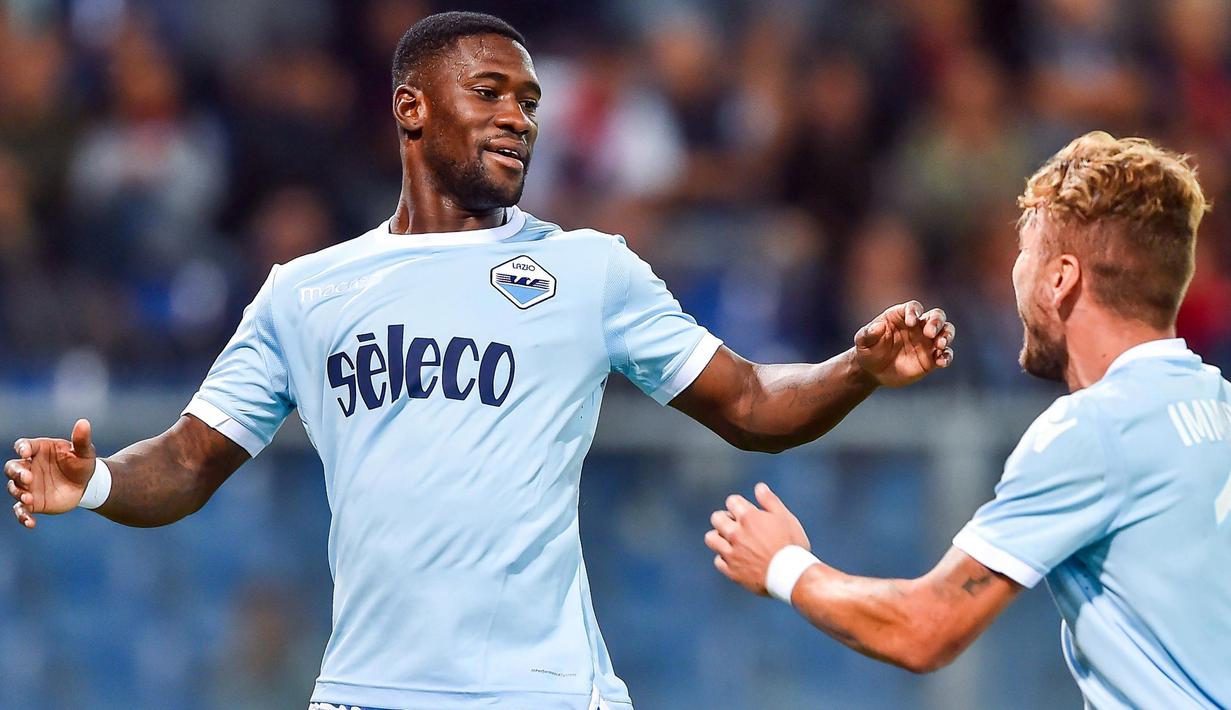 Pemain Lazio, Bastos (kiri) merayakan gol bersama  Ciro Immobile saat melawan Genoa pada lanjutan Serie A Italia di Luigi Ferraris Stadium, Genoa, (17/9/2017).  Lazio menang 3-2. (Simone Arveda/ANSA via AP)