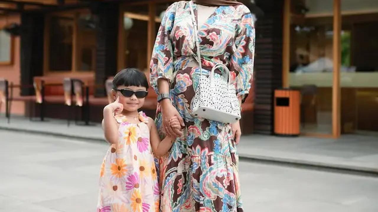 Gaya Aurel Hermansyah Terbaru saat Nongkrong di Kafe Bali, Anggun dengan Dress Flowy dan Tas Putih