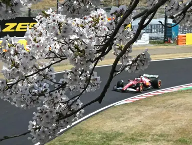 Pembalap Monegasque Ferrari, Charles Leclerc, melaju saat sesi latihan pertama Grand Prix Jepang Formula Satu di sirkuit Suzuka, prefektur Mie pada 4 April 2025. (MOHD RASFAN/AFP)