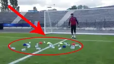 Video latihan Petr Cech gunakan botol minuman pada sesi latihan negara Ceko untuk menghadapi Kroasia pada Jumat, (17/06/2016).