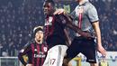 Pemain AC Milan, Cristian Zapata (kiri), berebut bola dengan pemain Alessandria, Ricardo Bocalon, dalam leg pertama semifinal Coppa Italia di Stadion Olimpico, Roma, Rabu (27/1/2016) dini hari WIB. (EPA/Andrea Di Marco)