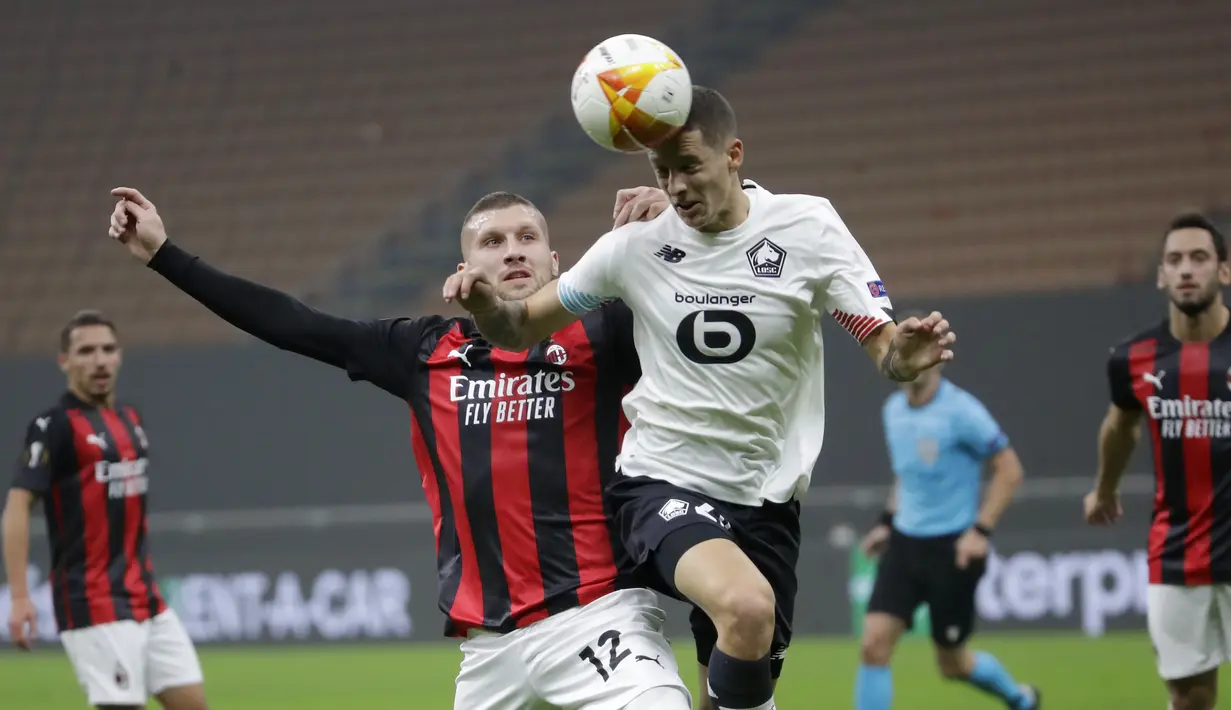 Gelandang AC Milan, Ante Rebic berebut bola dengan pemain Lille, Domagoj Bradaric pada pertandingan H Liga Europa di Stadion San Siro, di Milan, Italia, Kamis (5/11/2020). Lille menang telak atas AC Milan 3-0. (AP Photo/Luca Bruno)