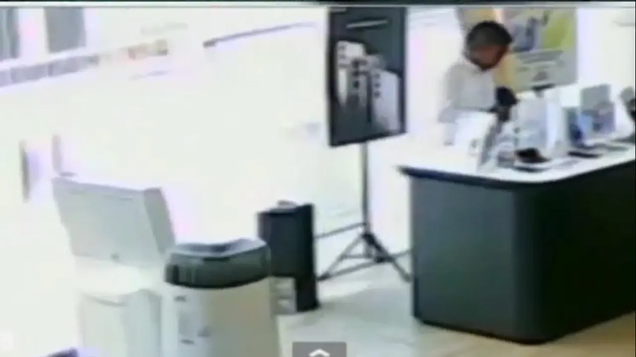 Sebuah video viral memperlihatkan seorang anggota DPRD mengantongi sebuah jam di toko smartphone di Medan.