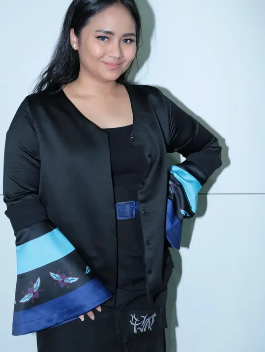 "Belakangan ini emang lagi sering jadi pembicara juga untuk berbagai tema, kali ini diminta untuk bicara kebebasan bermusik," ujar Gita Gutawa seusai mengisi acara Bukatalk di SCTV Tower, Senayan City, Jakarta, Kamis (26/10). (Adrian Putra/Bintang.com)