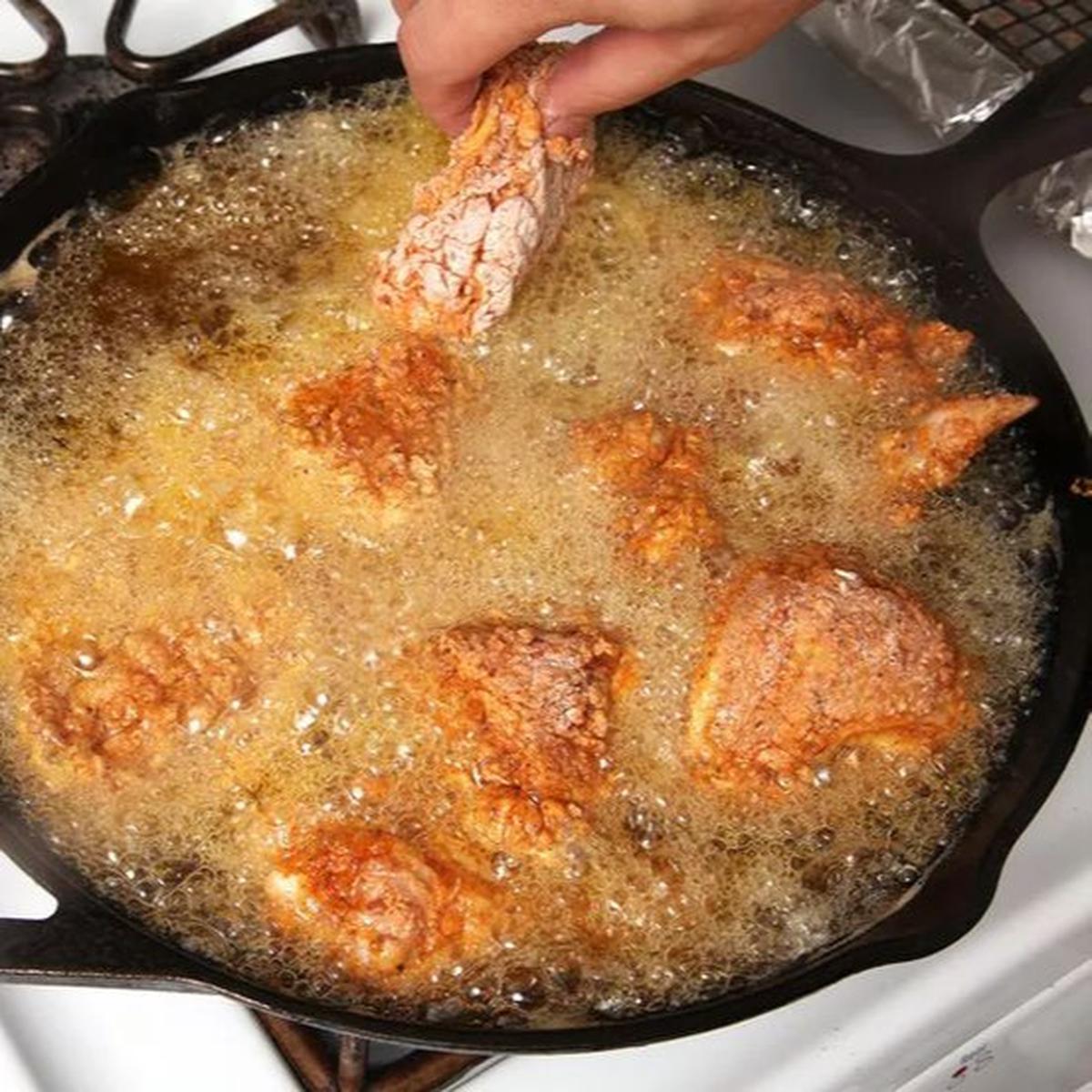 Menggoreng ayam