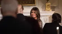 Ibu Negara AS Melania Trump saat acara jamuan makan malam White House Historical Association di Gedung Putih, Jumat (15/9). Melania membuat tatanan rambutnya sederhana yakni hanya ditata dengan sedikit bergelombang dan digerai. (NICHOLAS KAMM / AFP)