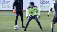 Gelandang Marseille, Boubacar Kamara saat mengikuti sesi latihan di Marseille (24/11/2020). Marseille akan bertanding melawan Porto pada Grup C Liga Champions di Stade Orange Velodrome. (AFP/Nicolas Tucat)