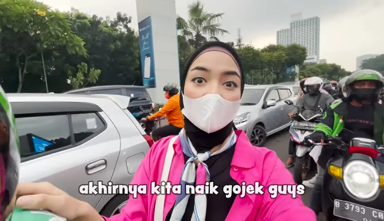 Sekitar satu setengah jam perjalanan, mendekati GBK jalanan macet. Hingga akhirnya ia rela turun dari mobil dan melanjutkan dengan naik ojek online. "Akhirnya kita naik Gojek guys," ujar Citra seperti dilansir dari kanal Youtube-nya. [Youtube/Ciky Citra Rezky]