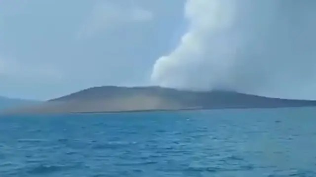 Penampakan Terkini Anak Krakatau dari KRI Lepu