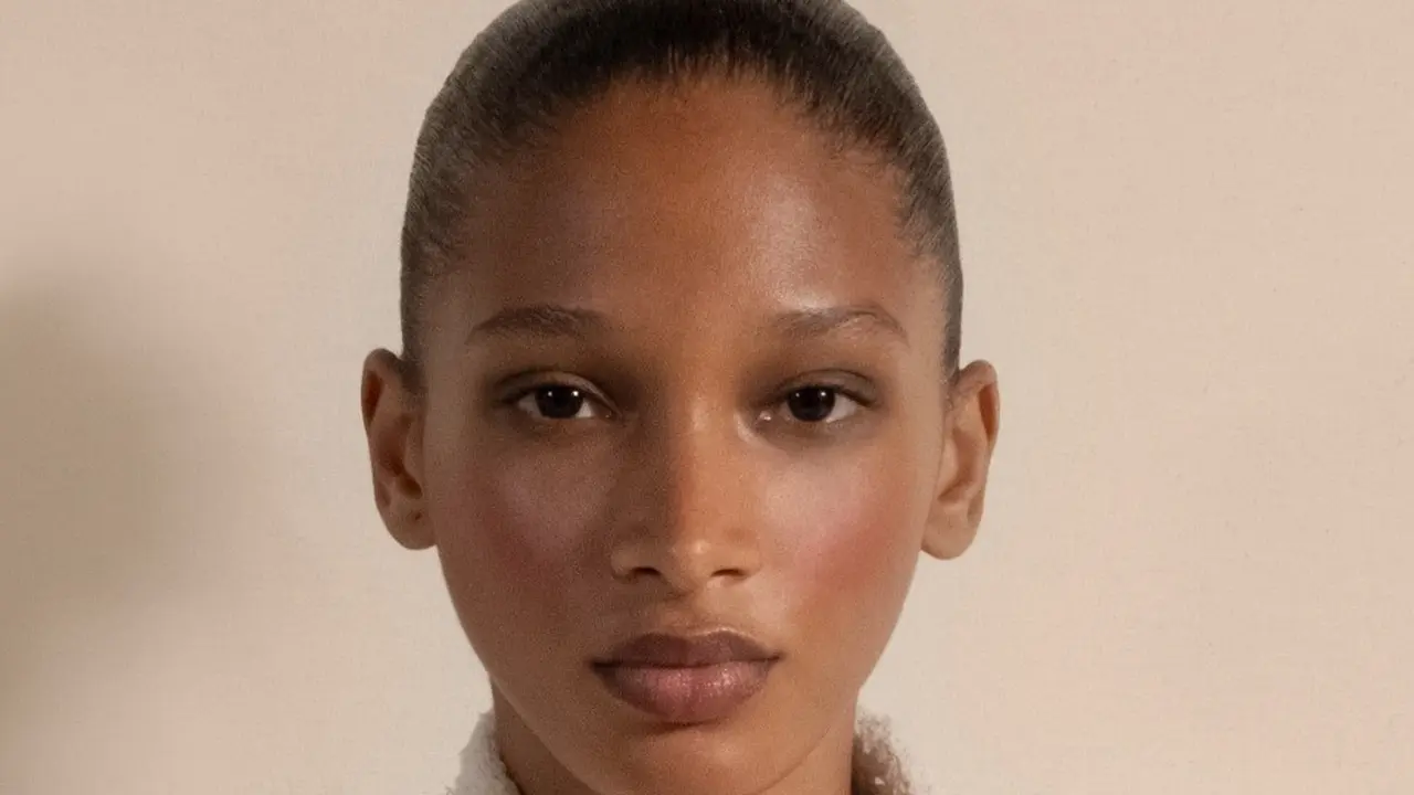 Chanel Populerkan Kembali Clean Girl Makeup di Haute Couture FW 2025/26,  Minimalis, Glowy, dan Chic