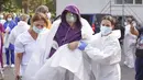 Staf medis membantu pasien bernapas melalui masker oksigen setelah kebakaran di bagian ICU COVID-19 Rumah Sakit Penyakit Menular di pelabuhan Laut Hitam Constanta, Rumania (1/10/2021). Pihak berwenang mengatakan kebakaran telah menewaskan sembilan pasien COVID-19 di ICU. (AP Photo/Costin Dinca)