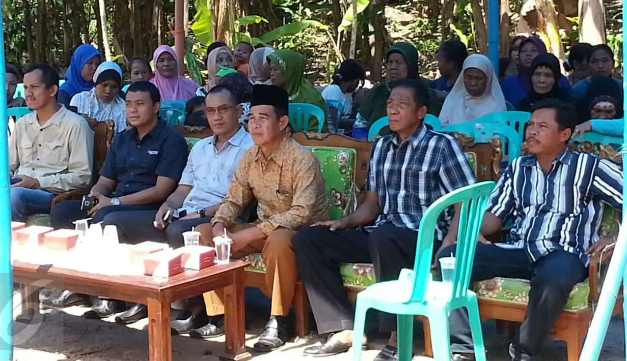 Suasana saat peresmian Jembatan Asa ke-7 di Sukaraja, Kecamatan Palas, Kabupaten Kalianda, Lampung Selatan, Minggu (13/3). Pengerjaan memakan waktu sekitar 2 bulan dengan panjang  jembatan 16 meter dan lebar 1,2 meter. (Liputan6.com/dok SCTV)