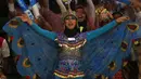 Seorang Suporter dengan kostum burung  Merak memberikan semangat kepada pemain Indonesia pada Turnamen Indonesia Open 2016 di Istora Senayan, Jakarta, Rabu (1/5/2016). (Bola.com/Nicklas Hanoatubun)