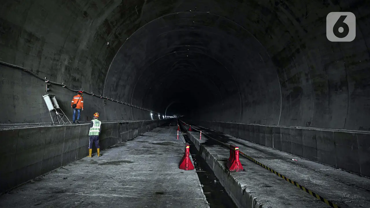 FOTO: Memantau Progres Proyek Tunnel 6 Kereta Cepat Jakarta - Bandung