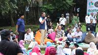 Menteri Pariwisata dan Ekonomi Kreatif (Menparekraf) Sandiaga Uno berkolaborasi dengan Laskar Krukut Luhur (Laskaru) dalam rangka mensupport Industri Kreatif Berbasis Lingkungan Hidup di TMB Alang Alang, Jagakarsa, Jakarta Selatan (Istimewa)