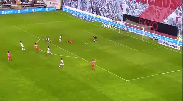 Inilah blunder fatal Diego Alves saat gagal menahan tendangan Adrián Embarba, beruntung gol dari Daniel Parejo membuat Valencia terhindar dari kekalahan di Estadio de Vallecas, Jumat (1/5/2015) dini hari WIB. (SNTV)