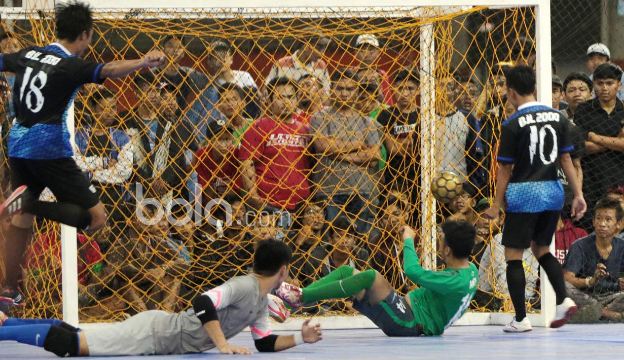 Pemain BJL 2000  mencetak gol ke gawang Timnas Indonesia pada laga Uji Coba di Lapangan Futsal Tifosi Sport Center, Jakarta, (14/1/2017). Timnas menang 7-5. (Bola.com/Nicklas Hanoatubun)
