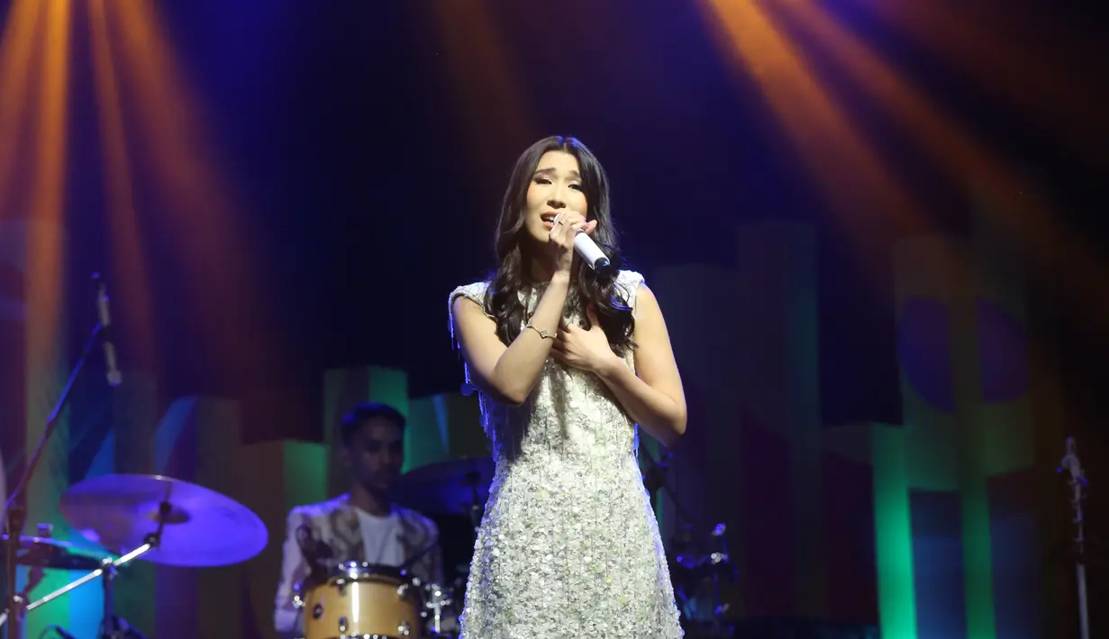 Tak sendiri, Christie berkolaborasi dengan Otti Jamalus di BNI Java Jazz Festival 2023. Kolaborasi tersebut sukses mengundang decak kagum dari penonton. [Foto/Adrian Utama Putra]