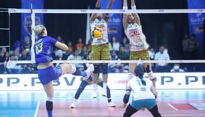 Pertandingan Phonska Plus Pupuk Indonesia melawan Jakarta Electric PLN di GOR Si Jalak Harupat, Kabupaten Bandung, Sabtu (24/1/2026). (Muhammad Faqih/Bola.com)