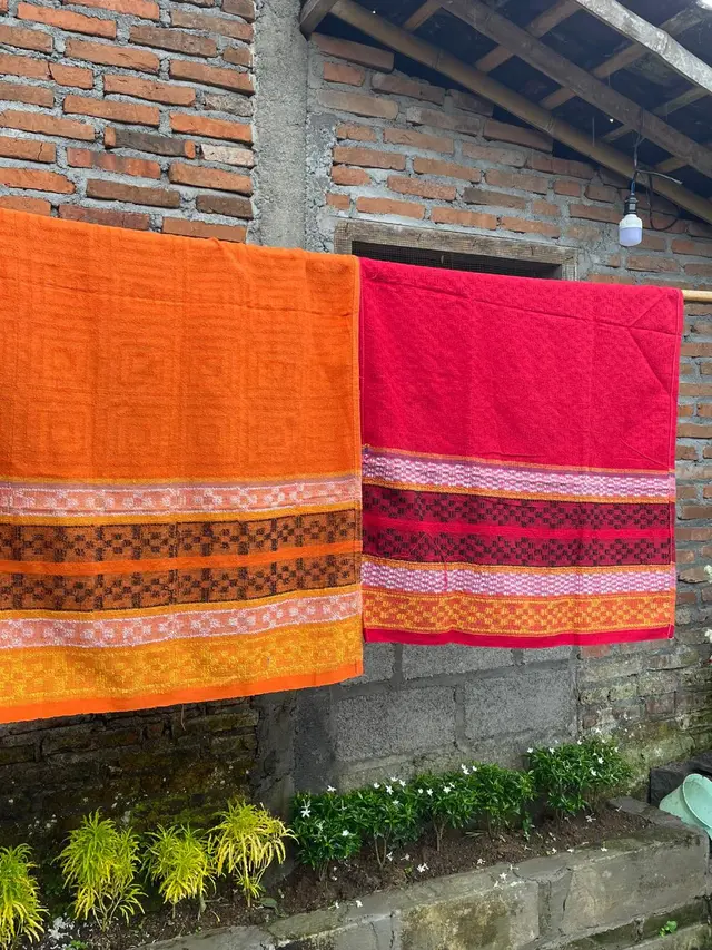 7 Potret Baju Couple Lebaran yang Terbuat dari Handuk, Hasil Keren
