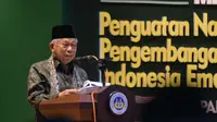 Wakil Presiden Ma'aruf Amin berpidato saat menghadiri pembukaan Silaturahmi Kerja Nasional (SILAKNAS) dan Milad ke-29 ICMI 2019 di Padang, Jumat (6/11/2019). (Liputan6.com/ Novia Harlina)