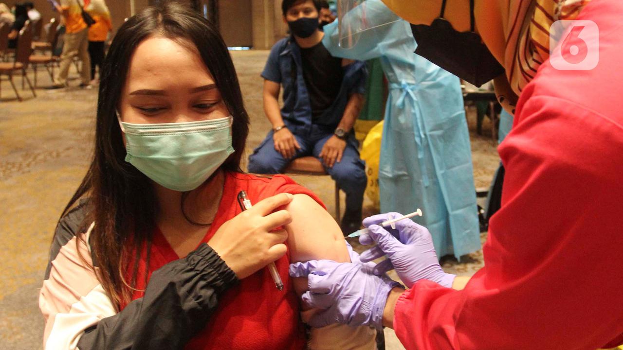 Pekerja dan Pemilik Toko di Mal Jalani Vaksinisasi COVID-19