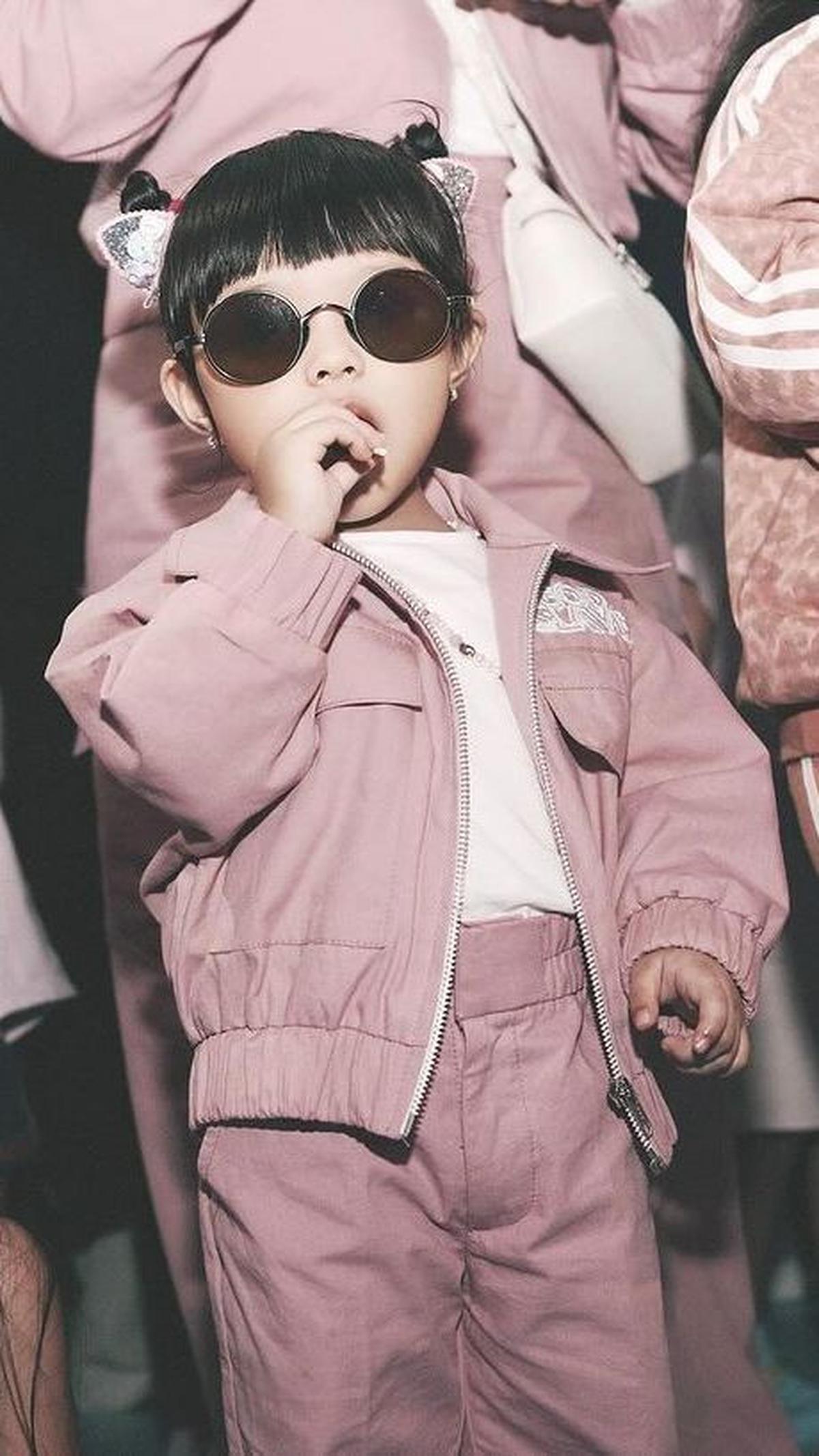 Ulang tahun Ameena ke-2 ini bertema pink. Pada potret ini Ameena begitu lucu dengan pakaian sporty nuansa pink.