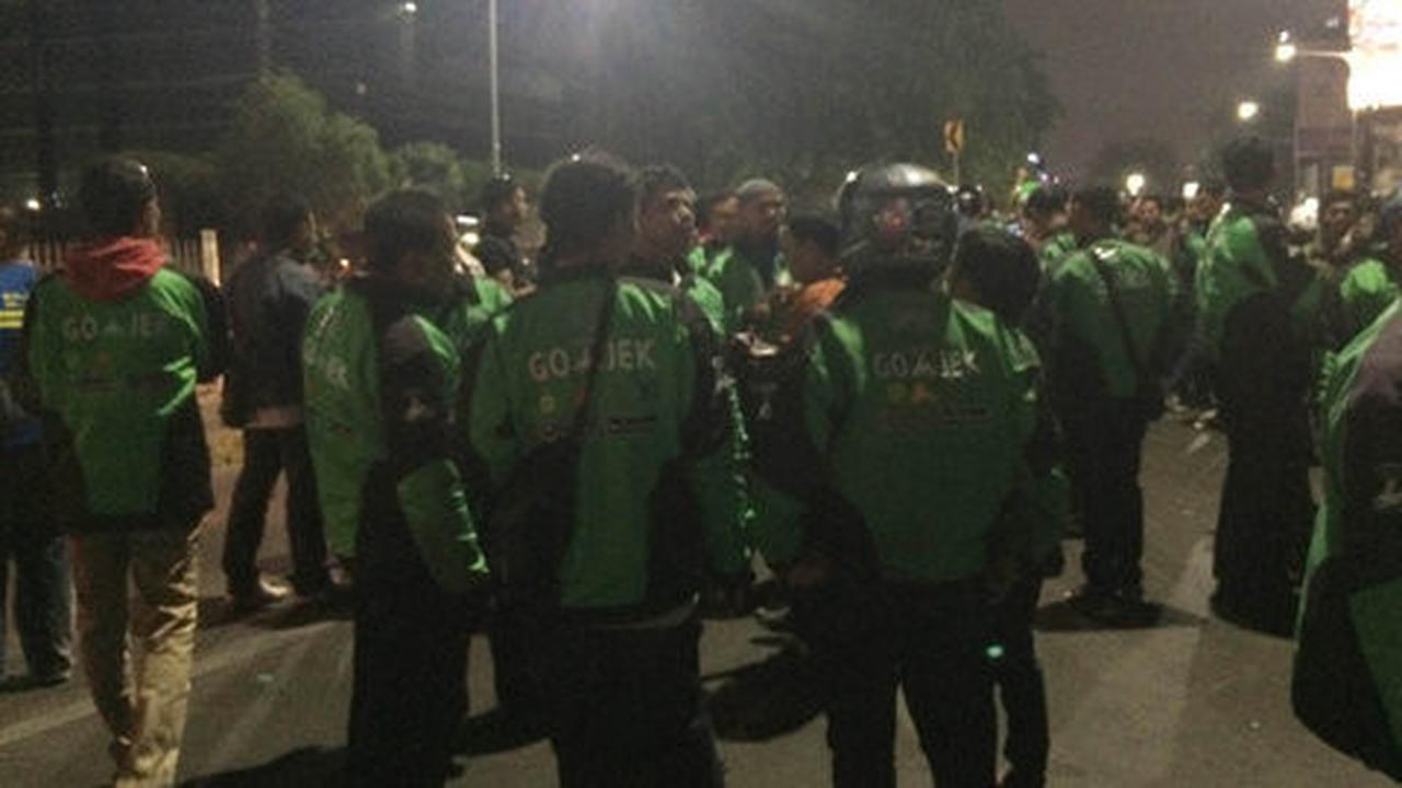 Rekan tewas ditabrak Kopaja, ratusan pengendara GO-JEK melayat
