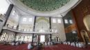 Para siswa membaca kitab suci Alquran di Masjid Attaqwa, Bekasi, Jawa Barat, Selasa (4/5/2021). Selama Ramadhan, umat muslim menahan diri dari makan, minum, merokok dan seks dari subuh hingga maghrib. (AP Photo/Achmad Ibrahim)