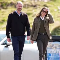 Melihat gaya busana Kate Middleton yang kenakan kacamata hitam saat kunjungan kerajaan (@princesandprincessofwales)