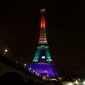 Lampu berwarna pelangi menerangi Menara Eiffel di Paris pada Senin (13/6/2016)  malam. Menara yang terkenal dengan romantisme itu memberikan penghormatan untuk korban penembakan brutal di klub malam gay di Orlando, Florida AS. (Thomas SAMSON/AFP)