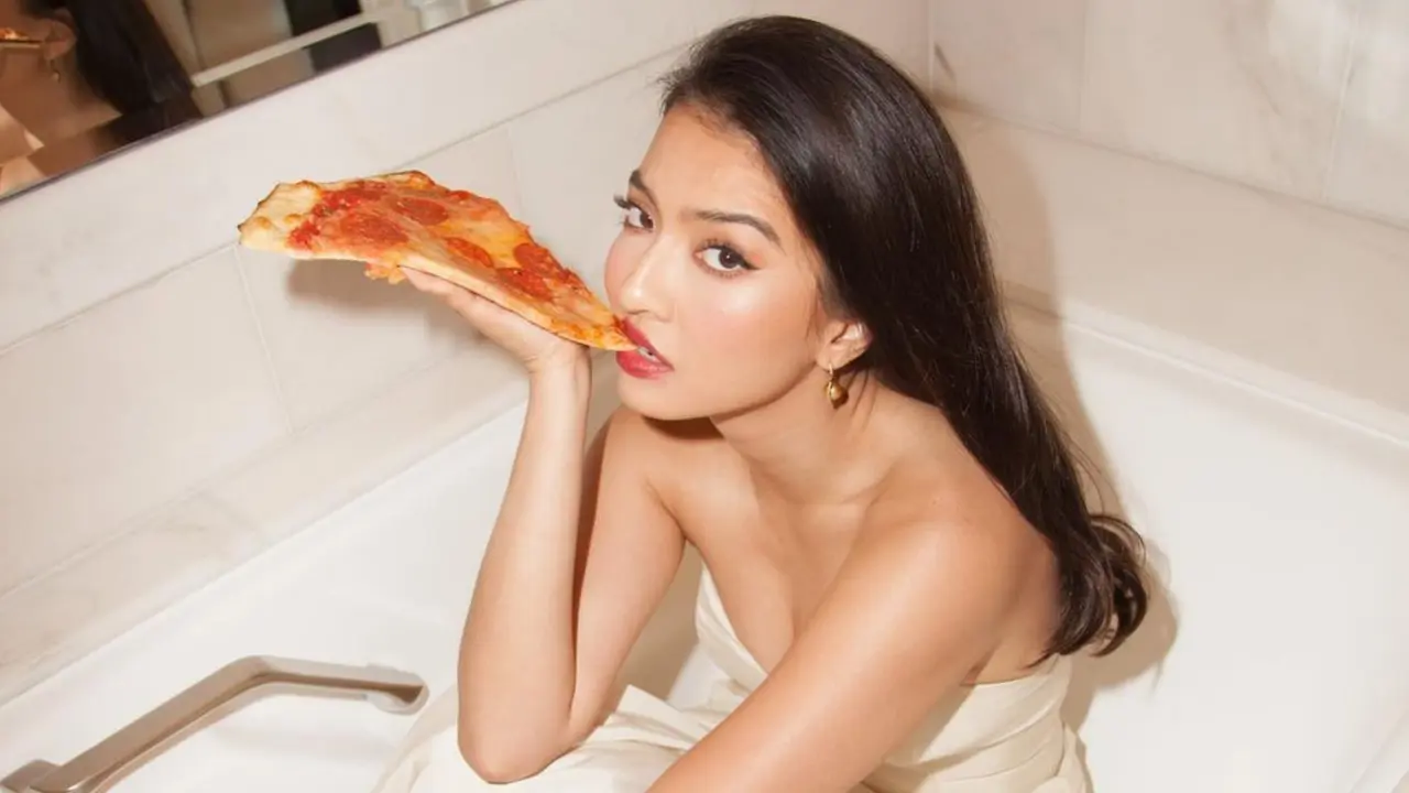 FOTO: Gaya Pemotretan Raline Shah di Bathub, Tampil Menawan