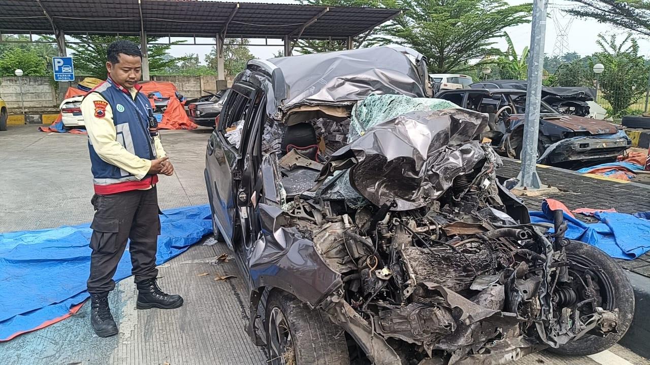 Mobil BRV Lawan Arah Tabrak Bus Rombongan Suporter Persebaya