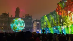 Bangunan des Terreaux dihiasi lampu karya seniman Joseph Couturier saat persiapan Festival of Lights (Fete des Lumieres) di pusat Kota Lyon, Prancis (7/12). Perayaan ini digelar dalam 2 tahun sekali.  (Reuters/Emmanuel Foudrot)
