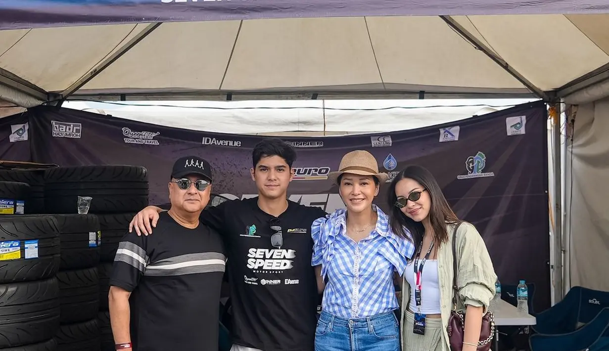 Kembali abadikan foto dengan Maia, kali ini Alyssa tampil dengan setelan berwarna beige yang dipadukan atasan putih sebagai inner. [@alghazali7/@elelrumi/@beril_photo].