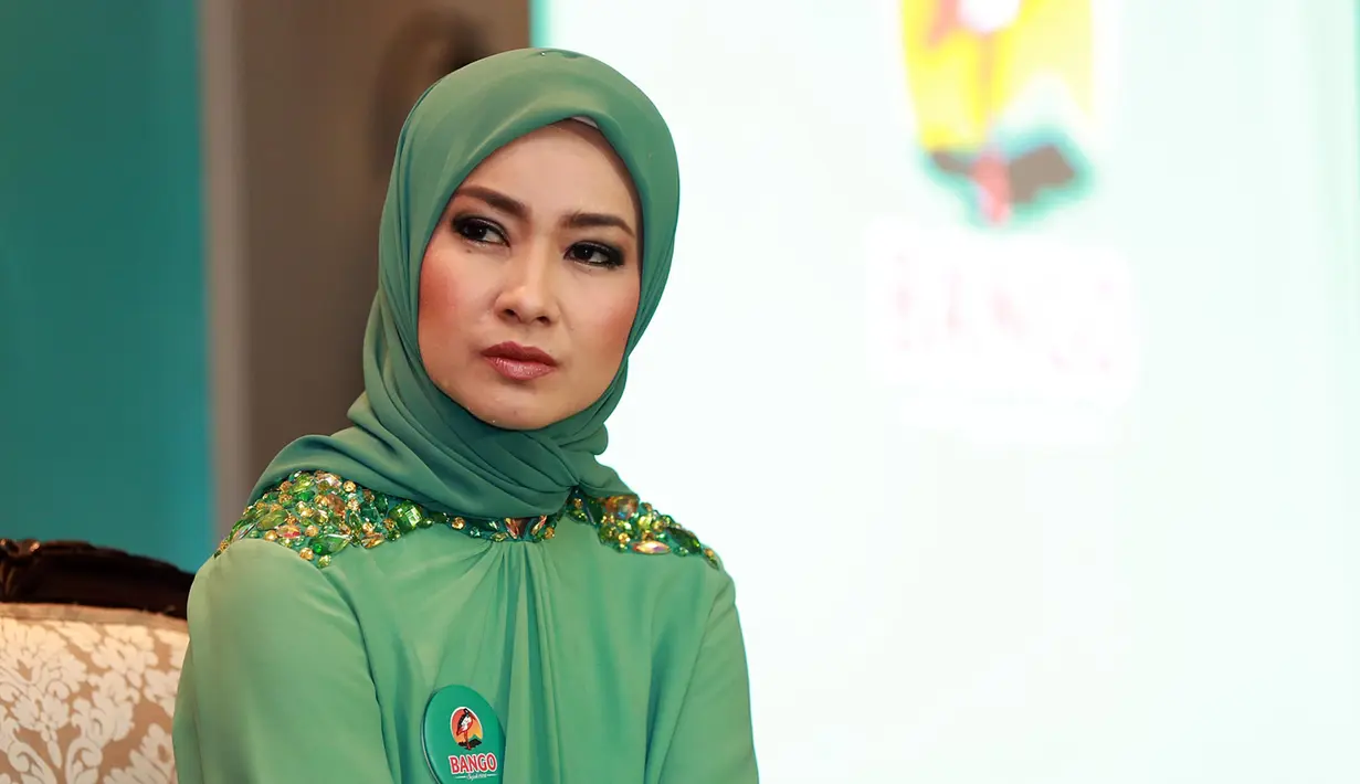 Mendekati Lebaran Idul Adha banyak yang mempersiapkan menu masakan yang akan disajikan. Begitu juga dengan presenter Alya Rohali. Presenter ini rutin membawa masakan saat berkumpul keluarga besarnya. (Deki Prayoga/Bintang.com)