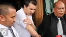Stuart Collin menunjukan luka ditangannnya usai sidang perceraian yang digelar di Pengadilan Agama Jakarta Selatan, Senin (28/9/2015). sidang perdana Risty Tagor dan Stuart Collin akan dilanjutka sampai 12 oktober 2015. (Liputan6.com/Herman Zakharia)