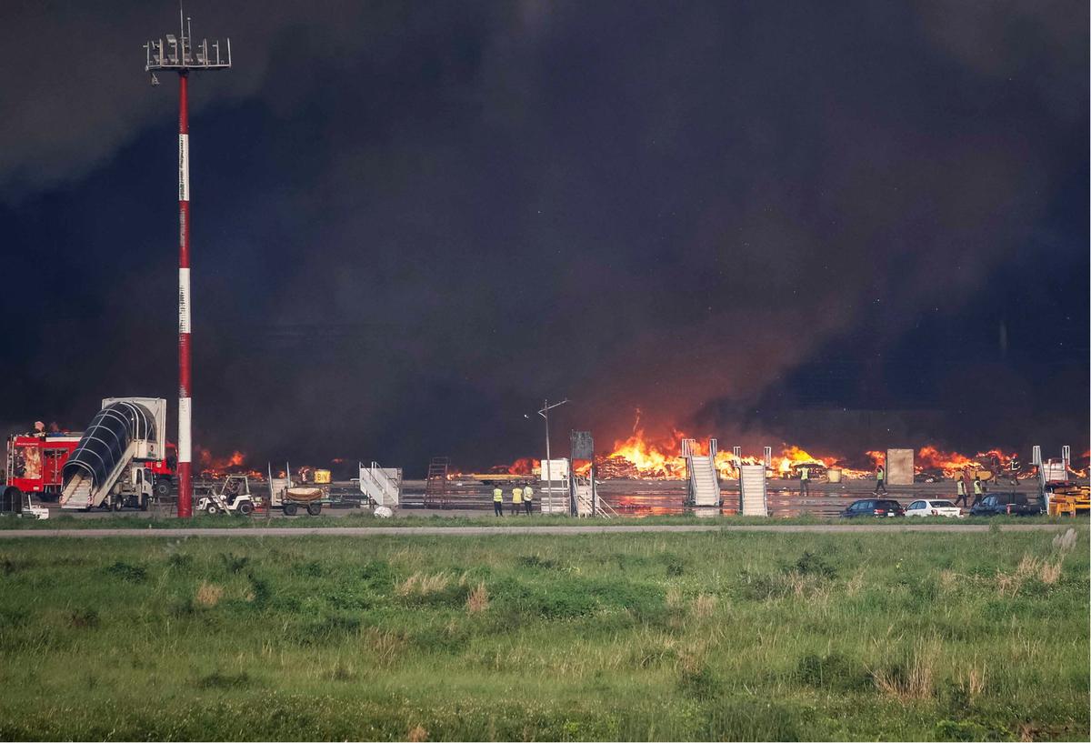 FOTO: Kebakaran Dahsyat Lumpuhkan Bandara Internasional Dhaka, Seluruh Penerbangan Dibatalkan