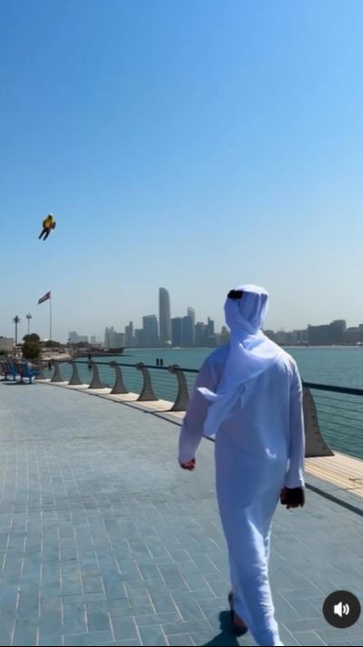 Dengan menggunakan jetpack, kurir mengirim barang hanya membutuhkan waktu 15 menit.
