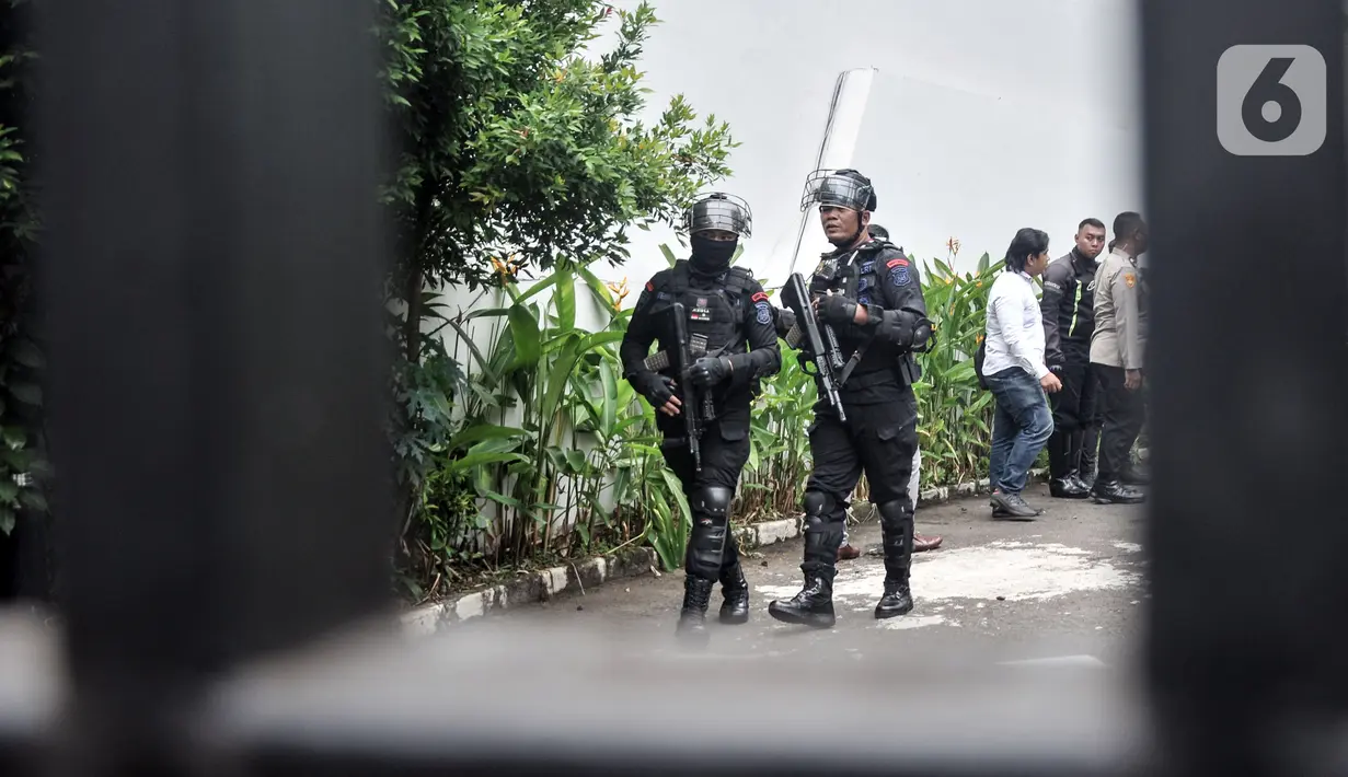 <p>Nampak aparat kepolisian melakukan penjagaan ketat di Kantor MUI. Selain itu banyak juga anggota yang tengah memeriksa kondisi ruangan di depan pintu lobi MUI. (merdeka.com/Iqbal S. Nugroho)</p>