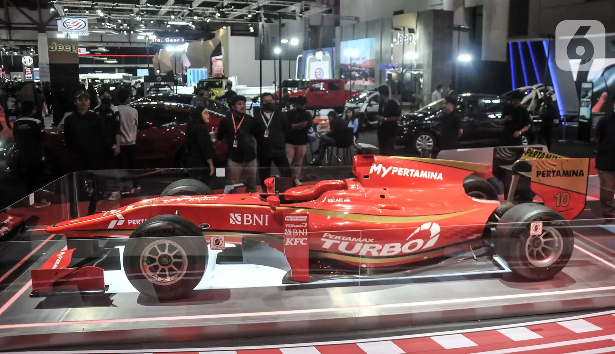 Mobil balap dipamerkan pada pembukaan pameran Indonesia International Motor Show (IIMS) 2023 di Jiexpo Kemayoran, Jakarta, Kamis (16/2/2023). IIMS 2023 yang berlangsung pada 16-26 Februari menghadirkan 165 brand otomotif mencakup merek kendaraan roda empat, roda dua, dan kendaraan listrik. (merdeka.com/Iqbal S. Nugroho)