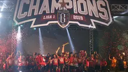 Para pemain Bali United merayakan gelar juara Liga 1 2019 di Stadion Kapten I Wayan Dipta, Bali, Senin (23/12). Puncak perayaan juara ini dimeriahkan Via Vallen dan Tari Kecak. (Bola.com/Aditya Wany)