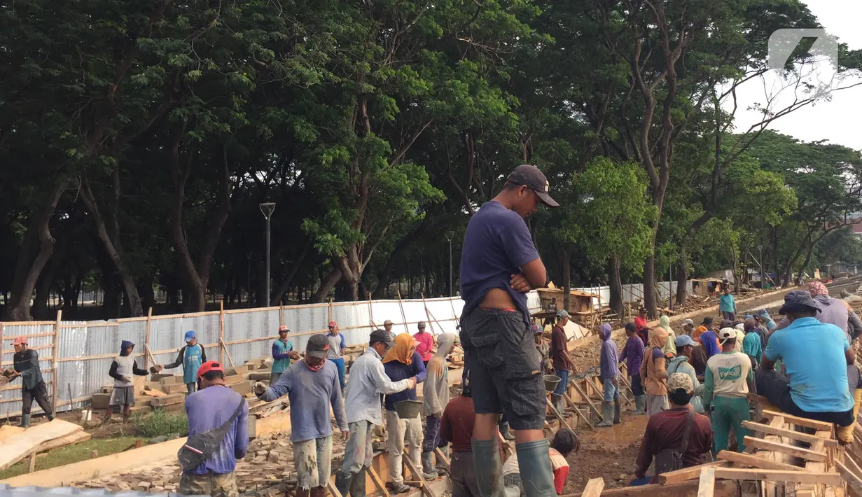 Pekerja menyelesaikan pembangunan proyek revitalisasi Taman Monumen Nasional (Monas) di Jakarta, Sabtu (18/1/2020). Nantinya, Taman Monas bakal dilengkapi tempat duduk semi teater hingga kolam air dengan teknologi pencahayaan pada malam hari. (Liputan6.com/Immanuel Antonius)
